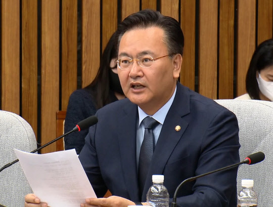 국민의힘 수석대변인을 맡고 있는 유상범 의원이 지난 3월21일 국회에서 열린 당 원내대책회의에서 국회 정보위원회 여당 간사 자격으로 발언하고 있다.<유상범 국회의원 페이스북>